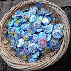 Als Andenken an das Jubiläumsjahr gibt es seit der Adventzeit Buttons, die dankenswerter Weise von Familie Berger- Kniewasser gemeinsam mit den Volksschulkindern der VS Landl gestaltet wurden.